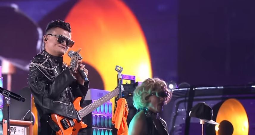 Джек Ма попрощался с Alibaba Group, исполнив песню в образе рок-звезды