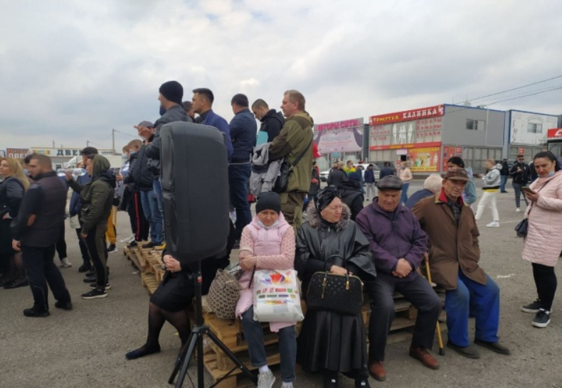 Сотни продавцов вышли на митинг под Ростовом-на-Дону после закрытия трех крупных рынков