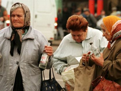 Бабушки — главные торговцы на улицах городов