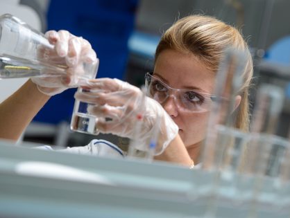 От сложной технологии к широкому применению: как "Газпромнефть — смазочные материалы" развивает производство белых масел