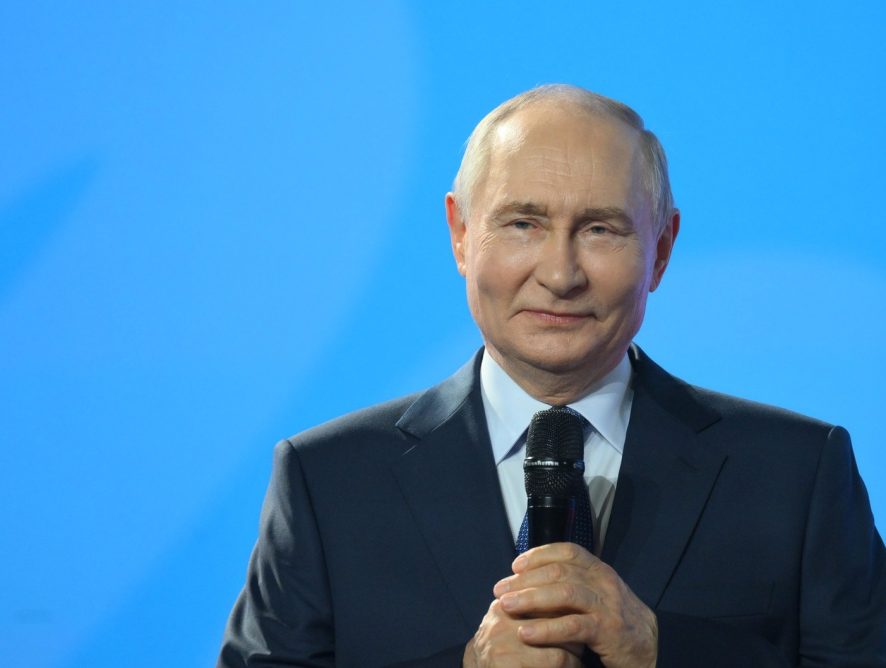 Путин поручил восстановить пострадавшие склады и торговые объекты