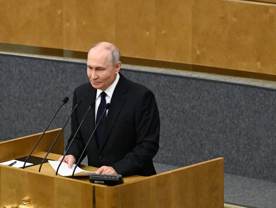 Путин поручил восстановить пострадавшие склады и торговые объекты